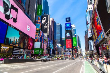 NEW YORK CITY, ABD - 15 Mart 2020: Times Square, ABD 'nin New York şehrinin bir sembolüdür
