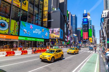 NEW YORK CITY, ABD - 15 Mart 2020: Times Square 'deki sarı taksi ABD' nin New York şehrinin bir sembolüdür