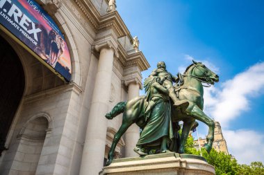 NEW YORK CITY, ABD - 15 Mart 2020: Theodore Roosevelt Heykeli New York City, ABD 'deki Amerikan Doğal Tarih Müzesi' nde