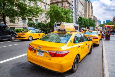 NEW YORK CITY, ABD - 29 Mart 2020: New York, ABD 'de Beşinci Cadde' de sarı taksi
