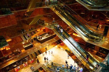 NEW YORK CITY, ABD - 29 Mart 2020: New York City, ABD 'deki Trump Tower binasının içi