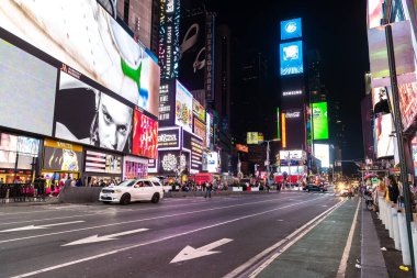 NEW YORK CITY, ABD - 15 Mart 2020: Times Square, ABD 'nin New York şehrinin bir sembolüdür