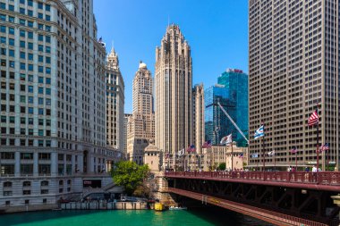Chicago, Illinois, ABD - 29 Mart 2020 Şikago nehri ve köprüsü