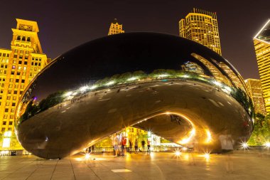 Chicago, ABD - 29 Mart 2020: Şikago, ABD 'deki Milenyum Parkı' nda Bulut Kapısı Heykeli