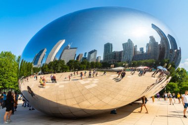 Chicago, ABD - 29 Mart 2020: Şikago, ABD 'de güneşli bir günde Milenyum Parkı' nda Bulut Kapısı heykeli