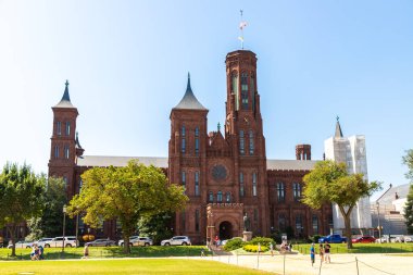 WASHINGTON DC, ABD - 29 Mart 2020: Güneşli bir günde Washington DC 'deki Smithsonian Şatosu, ABD