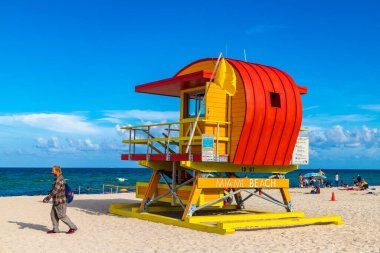 MIAMI BEACH, ABD - 29 Mart 2020: Güneşli bir günde Güney Sahili, Miami Sahili 'nde Cankurtaran Kulesi