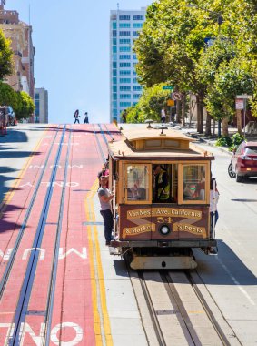 SAN FRANCISCO, ABD - 29 Mart 2020: San Francisco, Kaliforniya, ABD 'deki Cable Car tramvayı