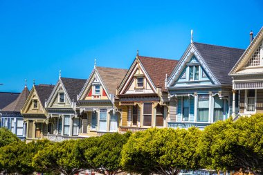 SAN FRANCISCO, ABD - 29 Mart 2020: Boyalı Bayanlar - San Francisco, Kaliforniya, ABD 'deki Viktorya evleri