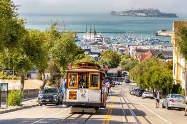 SAN FRANCISCO, ABD - 29 Mart 2020: The Cable car tramvay ve Alcatraz hapishane adası San Francisco, Kaliforniya, ABD