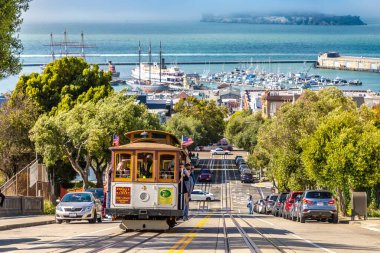 SAN FRANCISCO, ABD - 29 Mart 2020: The Cable car tramvay ve Alcatraz hapishane adası San Francisco, Kaliforniya, ABD