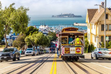 SAN FRANCISCO, ABD - 29 Mart 2020: The Cable car tramvay ve Alcatraz hapishane adası San Francisco, Kaliforniya, ABD