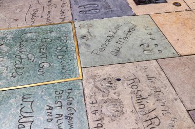 LOS ANGELES, HOLYWOOD, ABD - 29 Mart 2020: Hollywood, Los Angeles, Kaliforniya, ABD 'deki Çin Tiyatrosu yakınlarındaki ünlülerin ayak izleri