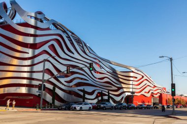 LOS ANGELES, ABD - 29 Mart 2020: Petersen Otomotiv Müzesi Los Angeles, Kaliforniya, ABD