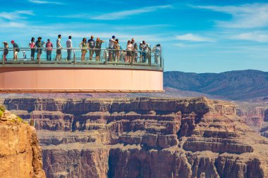 ARIZONA, ABD - 29 Mart 2020: Güneşli bir günde Grand Canyon West Rim 'deki Grand Canyon Skywalk gözlem noktasında manzaranın tadını çıkaran turist