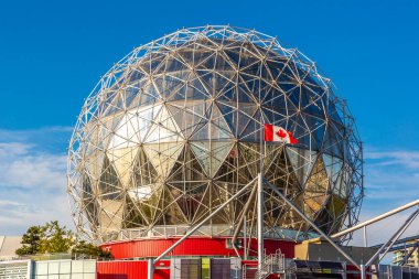 VANCOUVER, Kanada - 2 Nisan 2020: Vancouver, Kanada 'da güneşli bir günde TELUS Bilim Dünyası' nda Bilim Dünyası