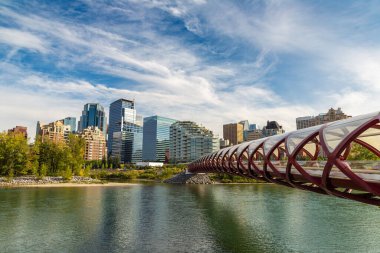 CALGARY, CANADA - 2 Nisan 2020: Güneşli bir günde Kanada 'nın Calgary şehrinde Bow Nehri üzerindeki Barış Köprüsü