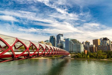 CALGARY, CANADA - 2 Nisan 2020: Güneşli bir günde Kanada 'nın Calgary şehrinde Bow Nehri üzerindeki Barış Köprüsü