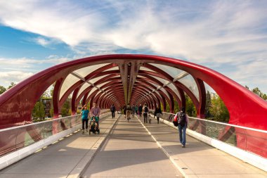 CALGARY, CANADA - 2 Nisan 2020: Güneşli bir günde Kanada 'nın Calgary şehrinde Bow Nehri üzerindeki Barış Köprüsü