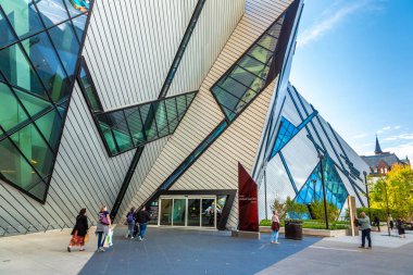 TORONTO, CANADA - 2 Nisan 2020: Toronto 'daki Royal Ontario Müzesi güneşli bir günde, Ontario, Kanada