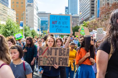 TORONTO, CANADA - 27 Eylül 2019: İklim için Küresel Grev ve Toronto, Ontario, Kanada 'da İklim Adaleti Yürüyüşü