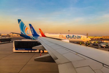 DUBAI, BAE - 5 Nisan 2020: Flydubai Boeing 737-800 sefer sayılı uçak, Dubai Uluslararası Havalimanı, Birleşik Arap Emirlikleri