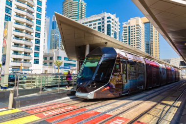 DUBAI, BAE - 26 Mart 2020: Dubai 'de yeni modern tramvay, Birleşik Arap Emirlikleri