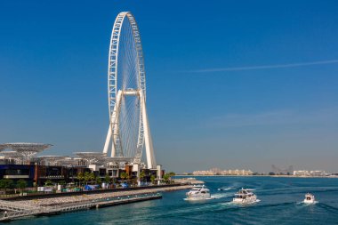DUBAI, BAE - 5 Nisan 2020: Bluewaters Adası, Dubai Marina 'da dönme dolap Dubai gözü güneşli bir günde, Dubai, Birleşik Arap Emirlikleri