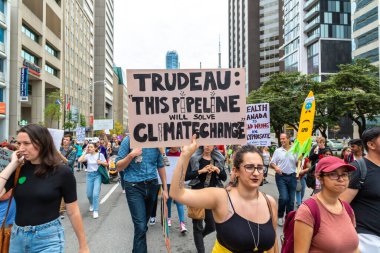 TORONTO, CANADA - 27 Eylül 2019: İklim için Küresel Grev ve Toronto, Ontario, Kanada 'da İklim Adaleti Yürüyüşü