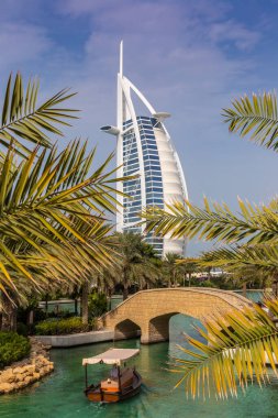 DUBAI, BİRLİK ARAB EMIRATES - 31 HAZİRAN 2020: Güneşli bir Dubai gününde Madinat Jumeirah lüks otelinden Burj Al-Arap oteline bakın