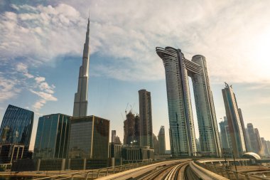 DUBAI, BAE - 5 Nisan 2020: Burj Halife ve Dubai 'deki Sky View Otel, Birleşik Arap Emirlikleri