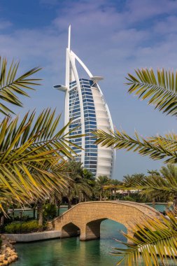 DUBAI, BİRLİK ARAB EMIRATES - 31 HAZİRAN 2020: Birleşik Arap Emirlikleri, Dubai 'de bir yaz günü, Madinat Jumeirah lüks otelinden Burj Al-Arap oteline bakın