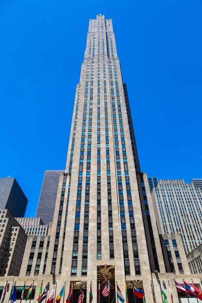 NEW YORK CITY, ABD - 15 Mart 2020: Manhattan, New York 'taki Rockefeller Center' da Prometheus Heykeli, ABD