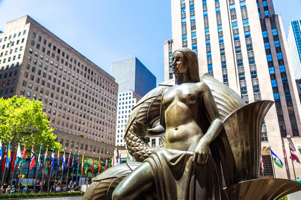 New York City Usa March 2020 Maiden Statue Rockefeller Center — стокове фото