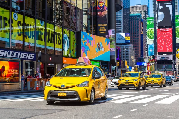 New York City Usa March 2020 Yellow Taxi Times Square — Stock Photo, Image