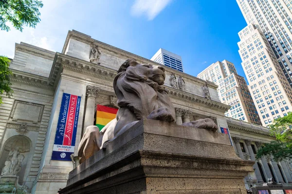 2020年3月15日 アメリカ ニューヨーク市ニューヨーク公共図書館と虹のLbt旗のファサード — ストック写真