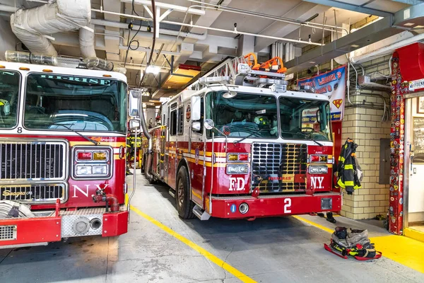 Nueva York City Estados Unidos Marzo 2020 Camión Bomberos Estacionado —  Fotos de Stock