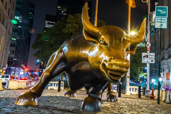 2020年3月15日アメリカ ニューヨーク市 夜にニューヨークで牛の彫刻を充電 — ストック写真