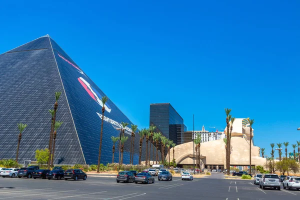 Лас-Вегас, США-березень-березень, 2020: Готель Luxor і казино в Лас-Вегасі, штат Невада, США