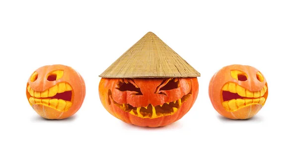 Abóbora Halloween Com Chapéu Cônico Asiático Isolado Fundo Branco — Fotografia de Stock