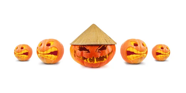 Halloween Kürbis Mit Asiatischem Konischen Hut Isoliert Auf Weißem Hintergrund — Stockfoto