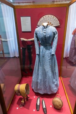 HAworth, İngiltere - 17 AĞUSTOS 2025: Charlotte Bronte tarihi Thackeray Elbisesi ve Haworth, West Yorkshire, İngiltere 'deki Bronte Parsonage Müzesi' nde kişisel eşyaları