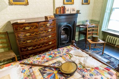 HAworTH, İngiltere - 17 AĞUSTOS 2025: Patrick Bronte 'nin 19. yüzyıldan kalma otantik yatak odası Haworth, Batı Yorkshire, İngiltere' deki Bronte Parsonage Müzesi 'nde muhafaza edildi