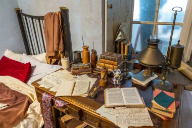 HAworth, İngiltere - 17 AĞUSTOS 2025: İngiltere 'nin Batı Yorkshire kentindeki Bronte Parsonage Müzesi' nde Branwell Bronte Bronte 'nin el yazmaları ve kişisel eşyalarıyla birlikte yazı masası