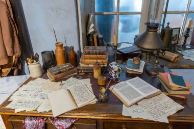 HAworth, İngiltere - 17 AĞUSTOS 2025: İngiltere 'nin Batı Yorkshire kentindeki Bronte Parsonage Müzesi' nde Branwell Bronte Bronte 'nin el yazmaları ve kişisel eşyalarıyla birlikte yazı masası