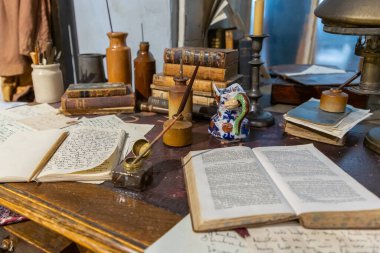 HAworth, İngiltere - 17 AĞUSTOS 2025: İngiltere 'nin Batı Yorkshire kentindeki Bronte Parsonage Müzesi' nde Branwell Bronte Bronte 'nin el yazmaları ve kişisel eşyalarıyla birlikte yazı masası