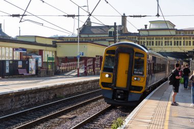 KEIGHLEY, İngiltere - 17 AĞUSTOS 2025: British Rail Class 158 Express Sprinter yolcu treni Keighley tren istasyonuna Batı Yorkshire, İngiltere 'deki ulusal demiryolu ağıyla geliyor