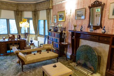 NORTHUMBERLAND, İngiltere - 13 Ağustos 2025: Şömineli, antika mobilyalı ve Northumberland, İngiltere 'deki Cragside House içinde klasik dekorlu Viktorya Dönemi Sabah Odası