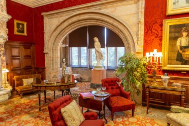 NORTHUMBERLAND, İngiltere - 13 AĞUSTOS 2025: İngiltere, İngiltere 'de Cragside House' da dekoratif mobilyalar, sanat eserleri ve heykeller ile iç mimari