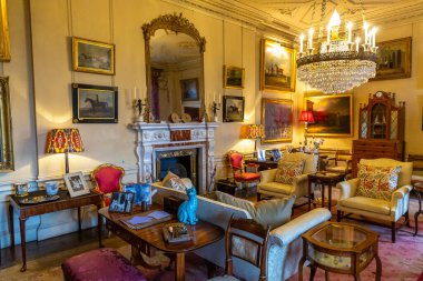 COUNTY DURHAM, İngiltere - 16 AĞUSTOS 2025: County Durham, İngiltere 'deki Raby Castle' ın Lüks Tarihi İçi